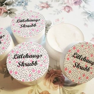 @litlehaug hat sehr feine Aufkleber für ihre Schrubs designt. Die Aufkleber sind sehr haltbar und passen sehr gut auf kleinen Behältern. ⠀⠀⠀⠀⠀⠀⠀⠀⠀
#littlehaug #ikastetikett #labelyourself #aufkleber #schrub #brandyourproducts #stickers #selbstgestaltet