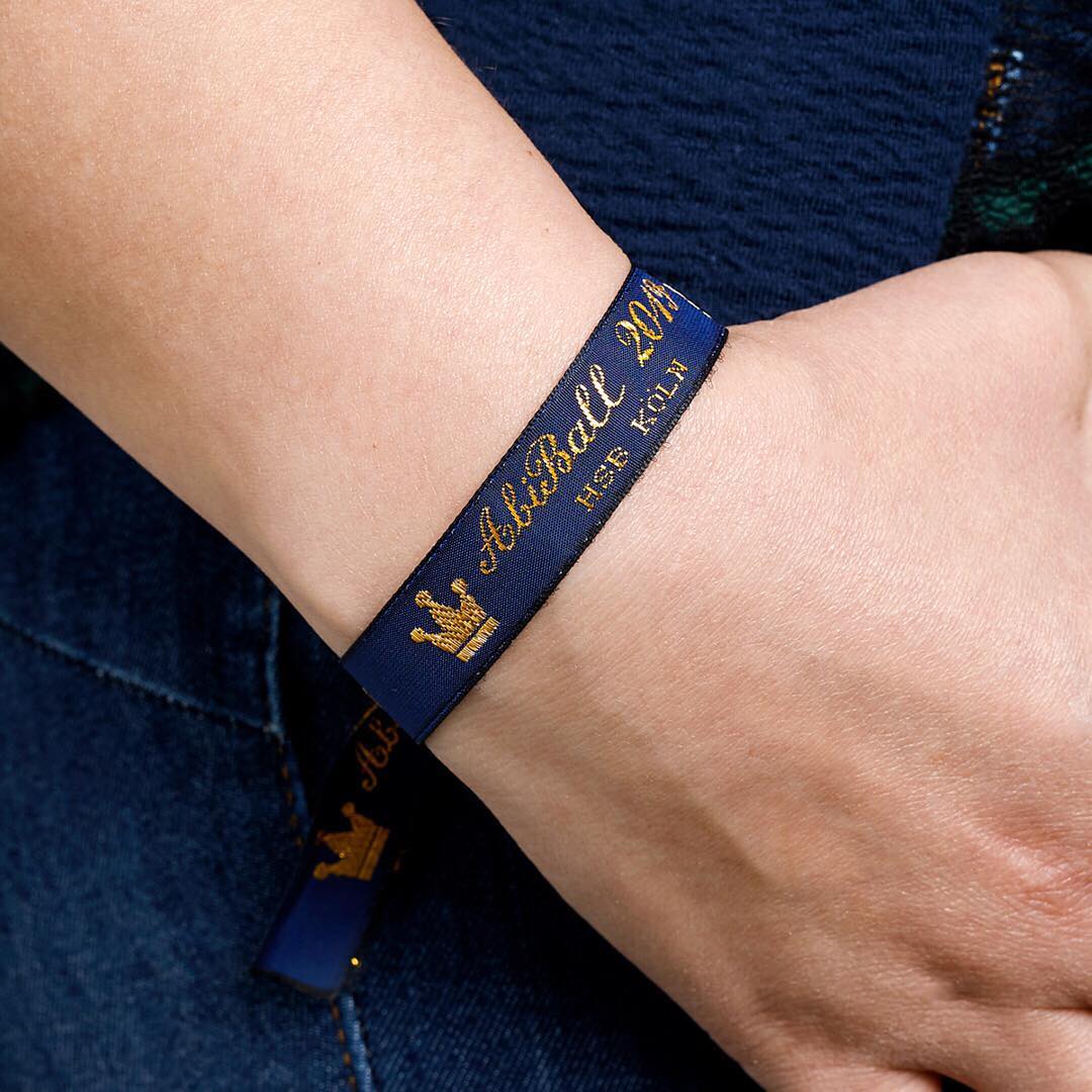 Kontrollarmband selbst gestalten und liefern lassen 🎉
⠀⠀⠀⠀⠀⠀⠀⠀⠀
Wollen Sie eine exklusive und einzigartige Party, wo Ihre Gäste VIP sind, dann ist unser Eintrittsbänder genau das Richtige für Sie. 🎈🎈
⠀⠀⠀⠀⠀⠀⠀⠀⠀
#ikastetikett #abiball2019 #party #eintrittsbaender