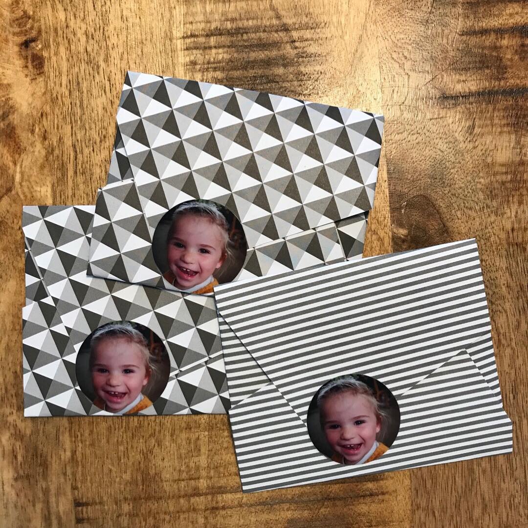 Personalisierte Einladungen sind sehr populär 🎯
⠀⠀⠀⠀⠀⠀⠀⠀⠀
Online kannst Du Aufkleber mit eigenem Foto gestalten und danach auf Einladungen einfach draufkleben. So süß 💌💌
⠀⠀⠀⠀⠀⠀⠀⠀⠀
#ikastetikett #labelyourself #personalisierteeinladungen #kindergeburtstag #kindergeburtstagstema #geburtstagsfeier #geburtstag #feier