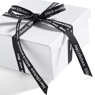 Ein persönliches Geschenk 🎁
⠀⠀⠀⠀⠀⠀⠀⠀⠀
Eigenes Geschenkband herstellen lassen - damit kannst Du ein ganz besonders Geschenk an dem Geburtstagskind, Konfirmand, Student oder Hochzeitspaare überreichen 💏
⠀⠀⠀⠀⠀⠀⠀⠀⠀
#ikastetikett #labelyourself #geschenkeinpackung #hochzeitsgeschenk #geschenkbandermitgewebtemtext