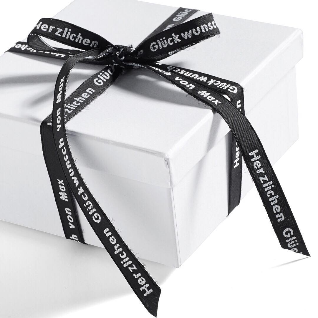 Ein persönliches Geschenk 🎁
⠀⠀⠀⠀⠀⠀⠀⠀⠀
Eigenes Geschenkband herstellen lassen - damit kannst Du ein ganz besonders Geschenk an dem Geburtstagskind, Konfirmand, Student oder Hochzeitspaare überreichen 💏
⠀⠀⠀⠀⠀⠀⠀⠀⠀
#ikastetikett #labelyourself #geschenkeinpackung #hochzeitsgeschenk #geschenkbandermitgewebtemtext